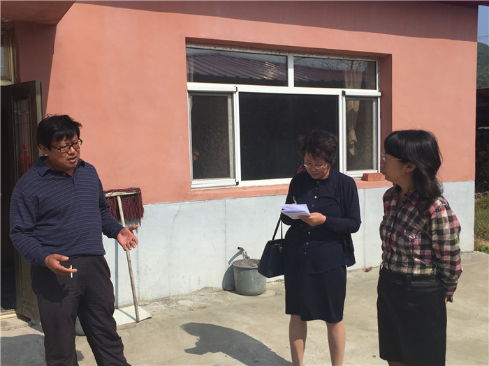 23李儒介紹說(shuō)已經(jīng)辦好二人到敬老院的全部手續(xù)，但他們故土難離不愿意去.jpg